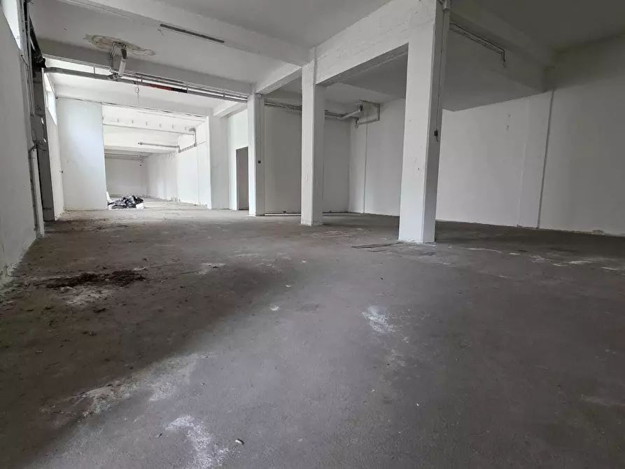 Immagine 10 di Locale commerciale in vendita  a Tremestieri Etneo