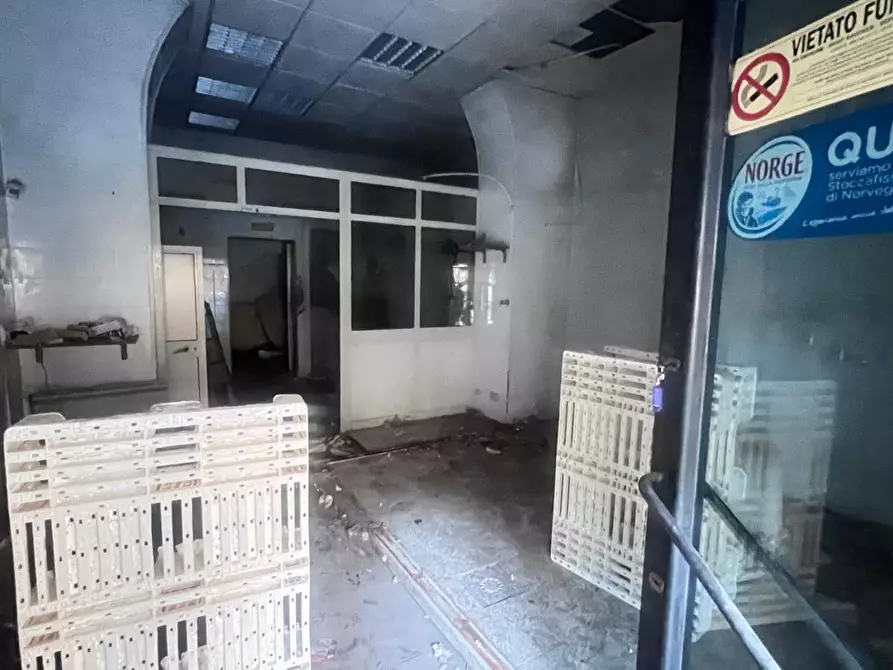 Immagine 3 di Locale commerciale in vendita  a Catania