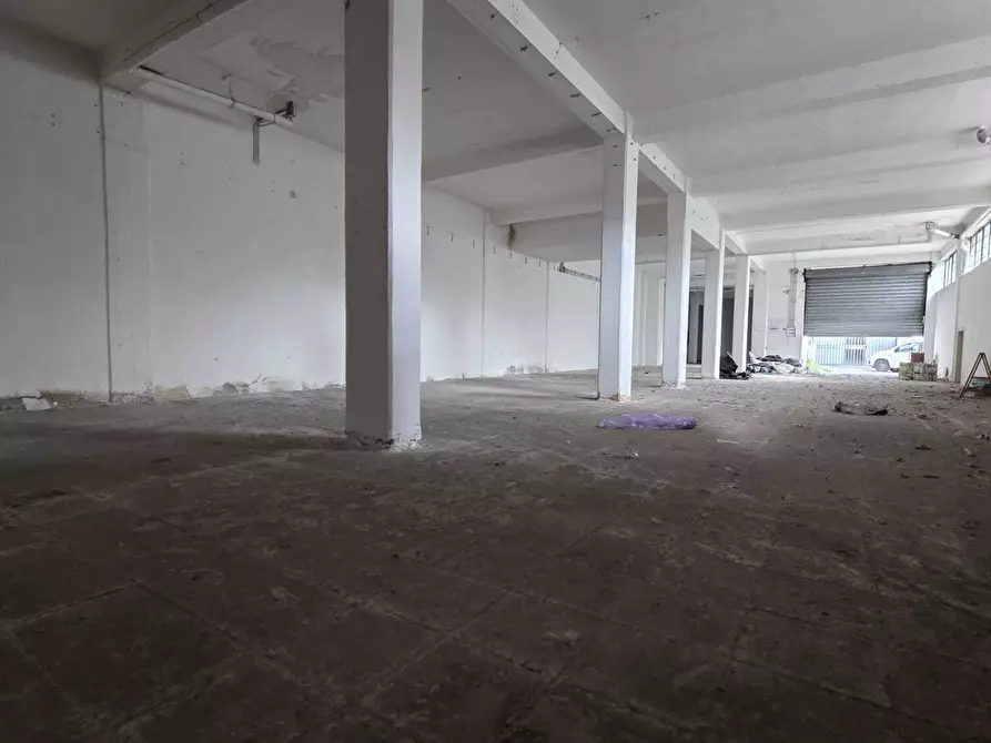 Immagine 6 di Locale commerciale in vendita  a Tremestieri Etneo