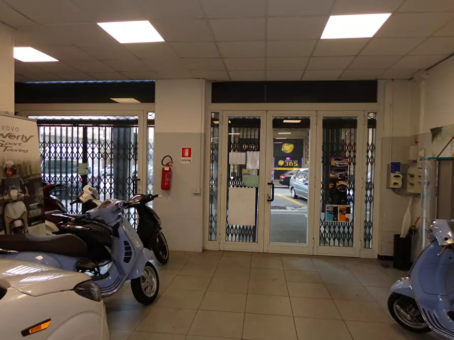 Immagine 5 di Locale commerciale in vendita  in Via Tullio Molteni 7R 9R a Genova