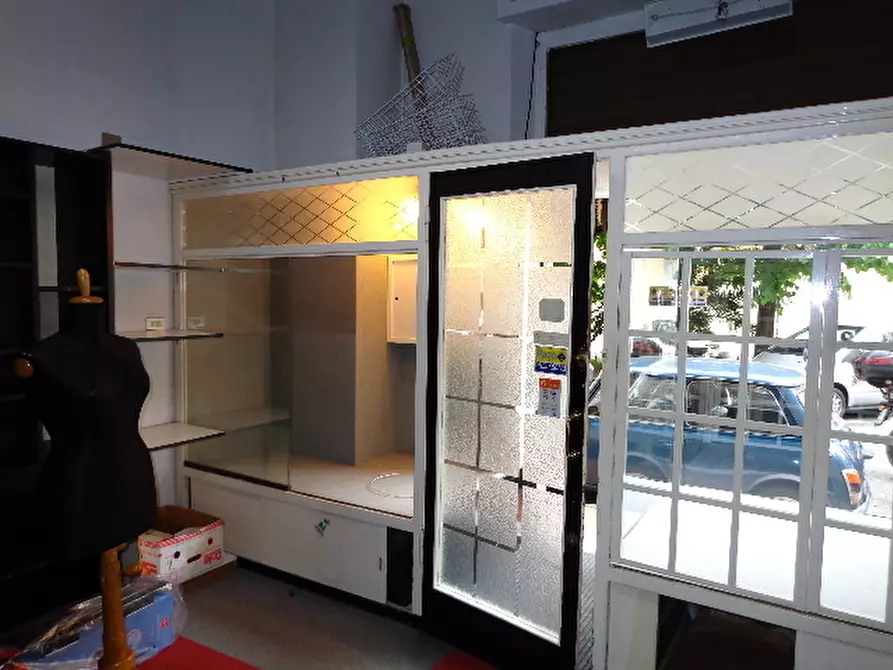 Immagine 11 di Locale commerciale in vendita  in Piazza Giovanni Tarello 3 a Genova