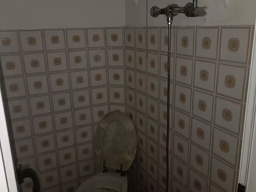 Immagine 27 di Locale commerciale in vendita  in Via Tullio Molteni 7R 9R a Genova