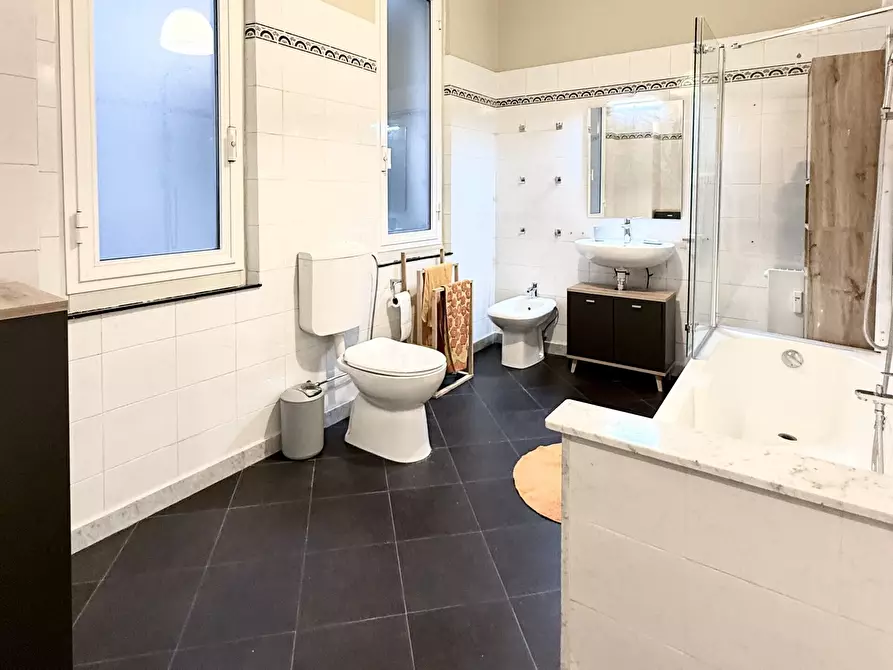 Immagine 38 di Pentalocale in vendita  in Via Fieschi a Genova