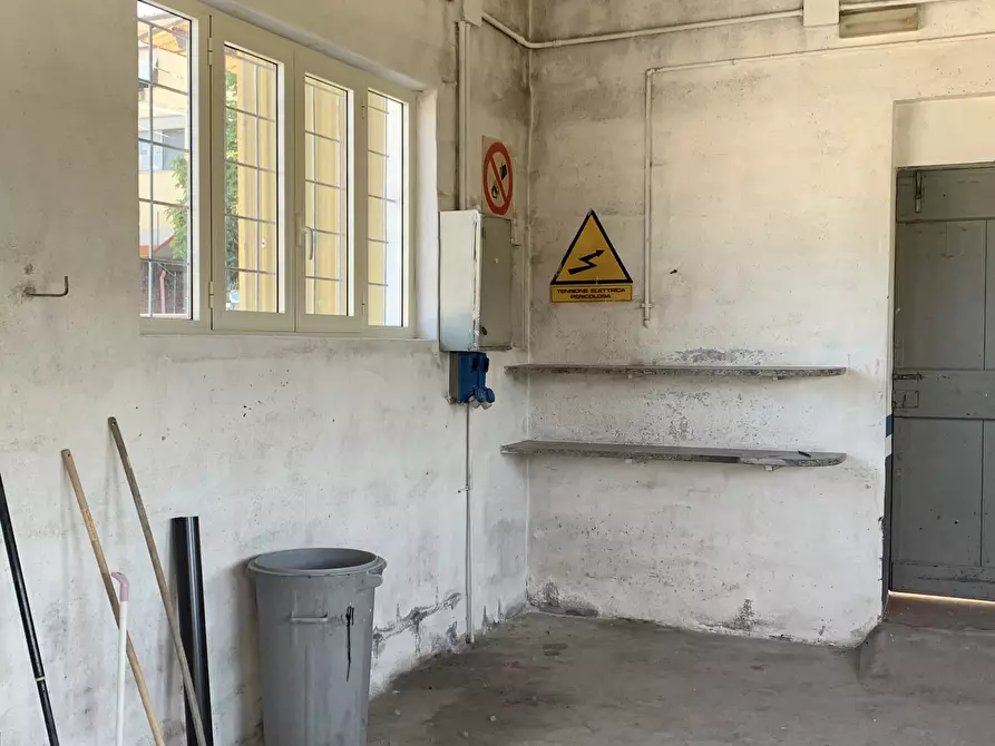 Immagine 12 di Attività artigianale in affitto  a Pietrasanta