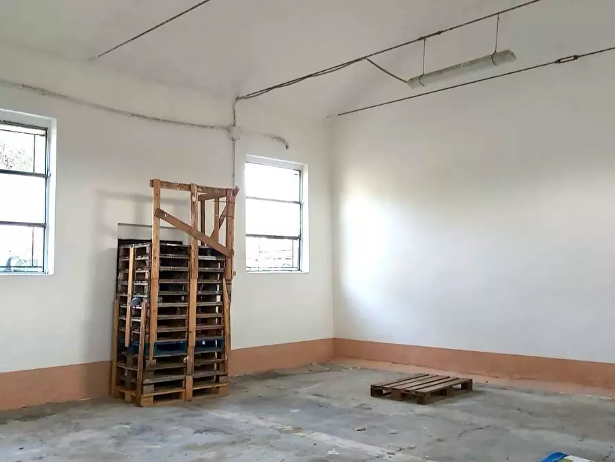 Immagine 4 di Attività artigianale in affitto  in Via Papa Giovanni XXIII' 2 a Frisa