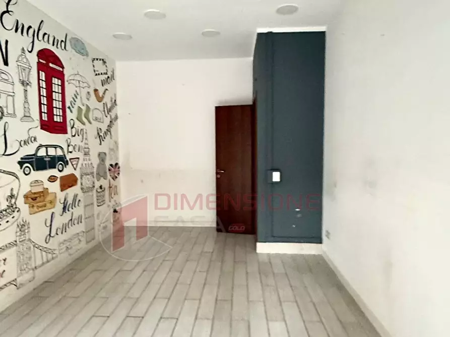 Immagine 6 di Locale commerciale in vendita  in via delle rondini a Roma