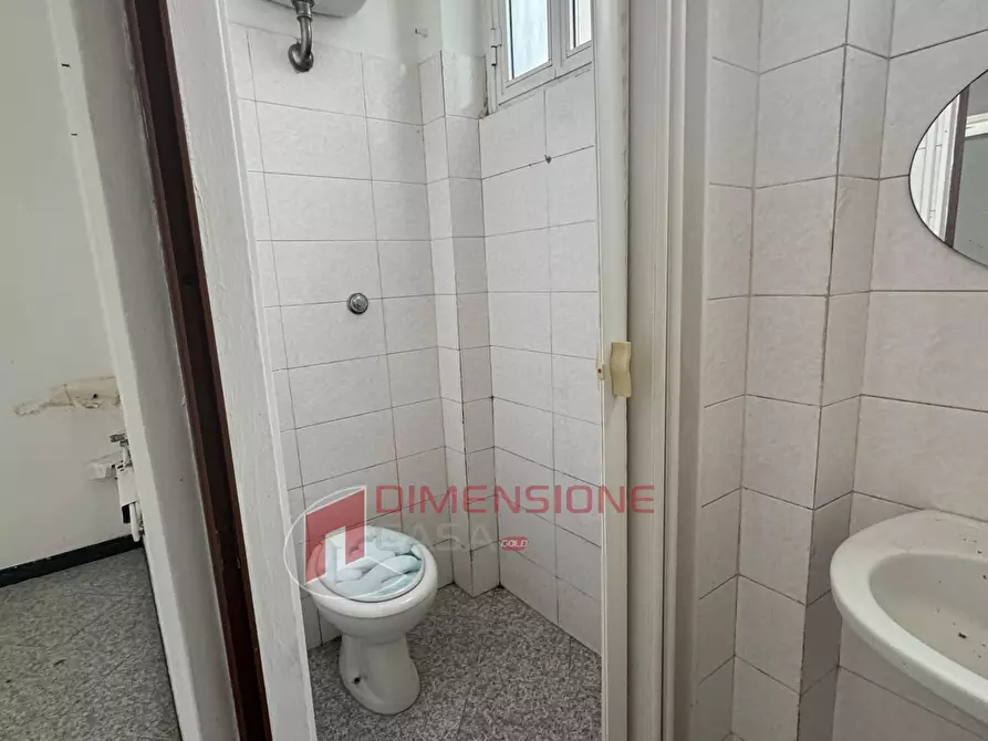 Immagine 5 di Locale commerciale in vendita  in via delle rondini a Roma