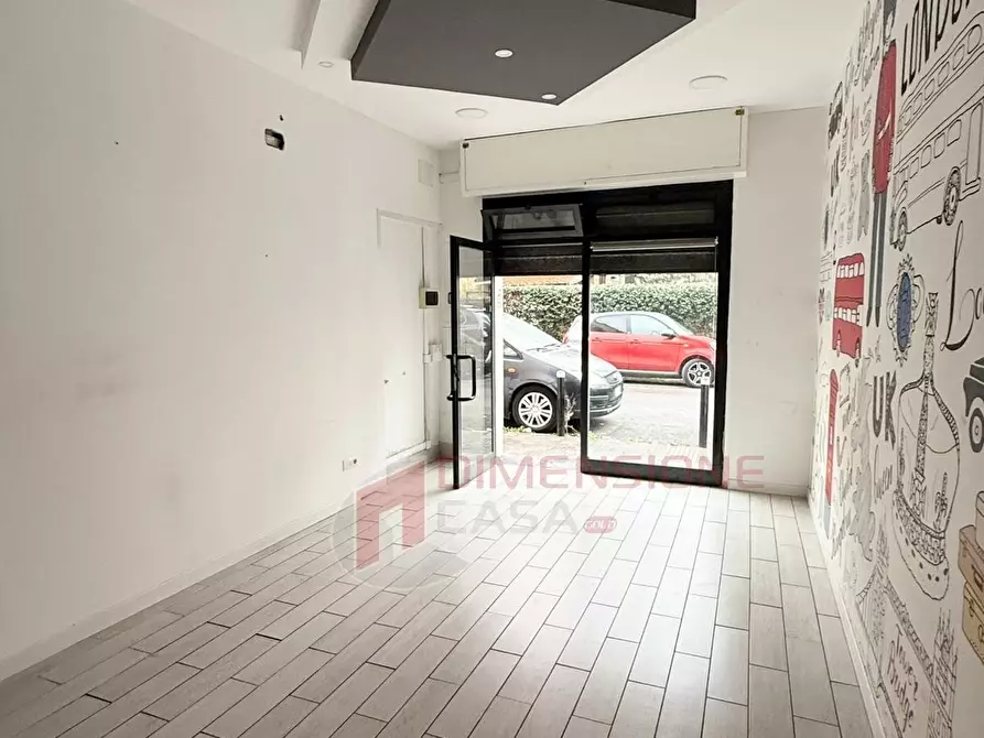 Immagine 1 di Locale commerciale in vendita  in via delle rondini a Roma