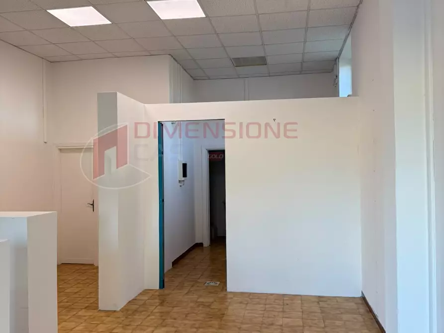 Immagine 4 di Locale commerciale in affitto  in Via della Riserva Nuova a Roma