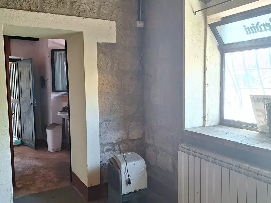 Immagine 9 di Locale commerciale in vendita  in Largo G. Roncacci 9 a Morlupo