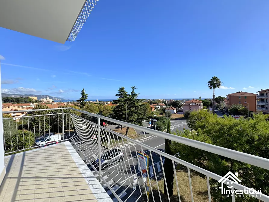 Immagine 4 di Trilocale in vendita  in Via Enrico Toti 1 a Loano