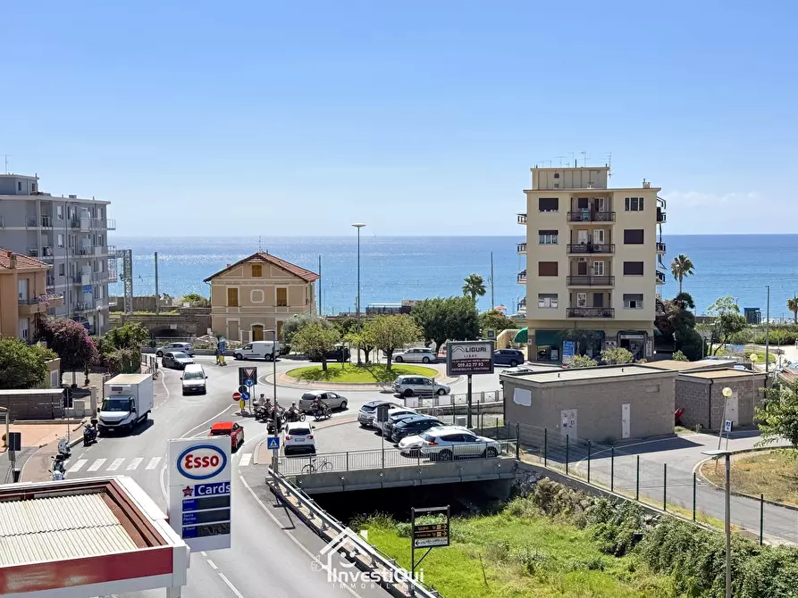 Immagine 3 di Bilocale in vendita  in Viale Riviera 22 a Pietra Ligure