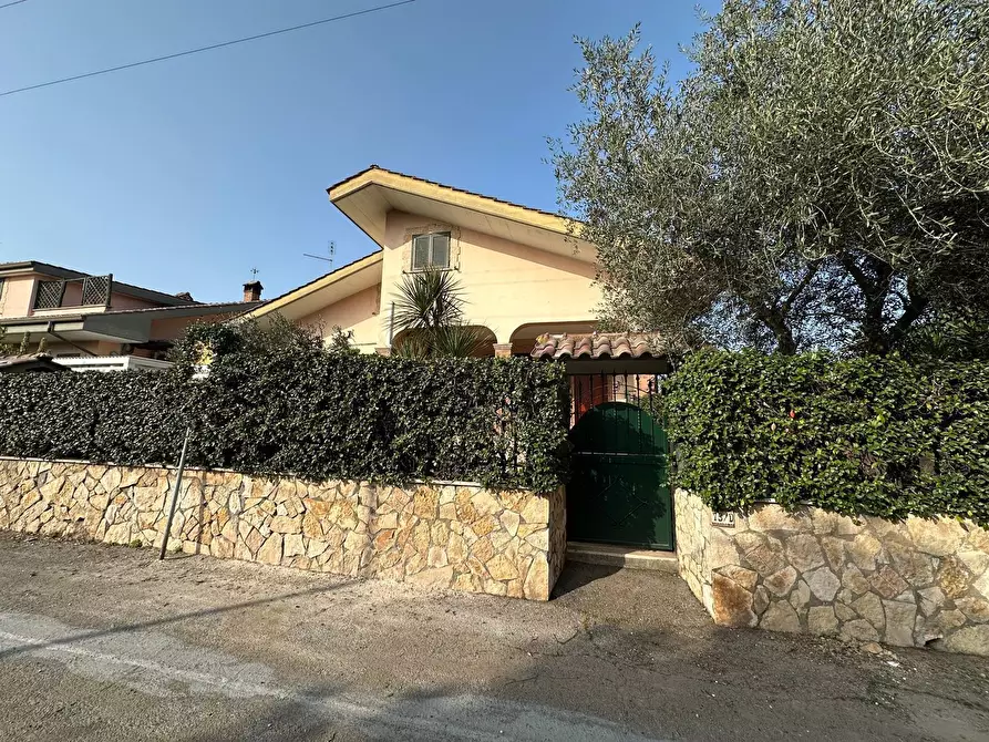 Immagine 7 di Casa trifamiliare in vendita  in Via Svetonio 73 a Guidonia Montecelio