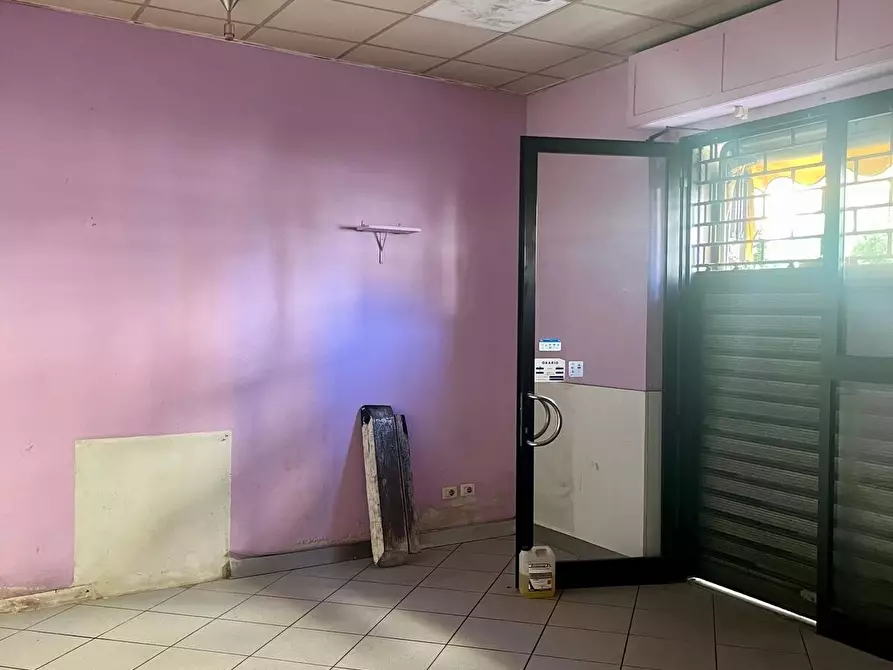 Immagine 5 di Locale commerciale in vendita  in Via Corbinaie a Scandicci