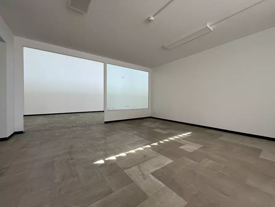 Immagine 12 di Locale commerciale in affitto  in Viale Lucrezia della Valle 46 a Catanzaro