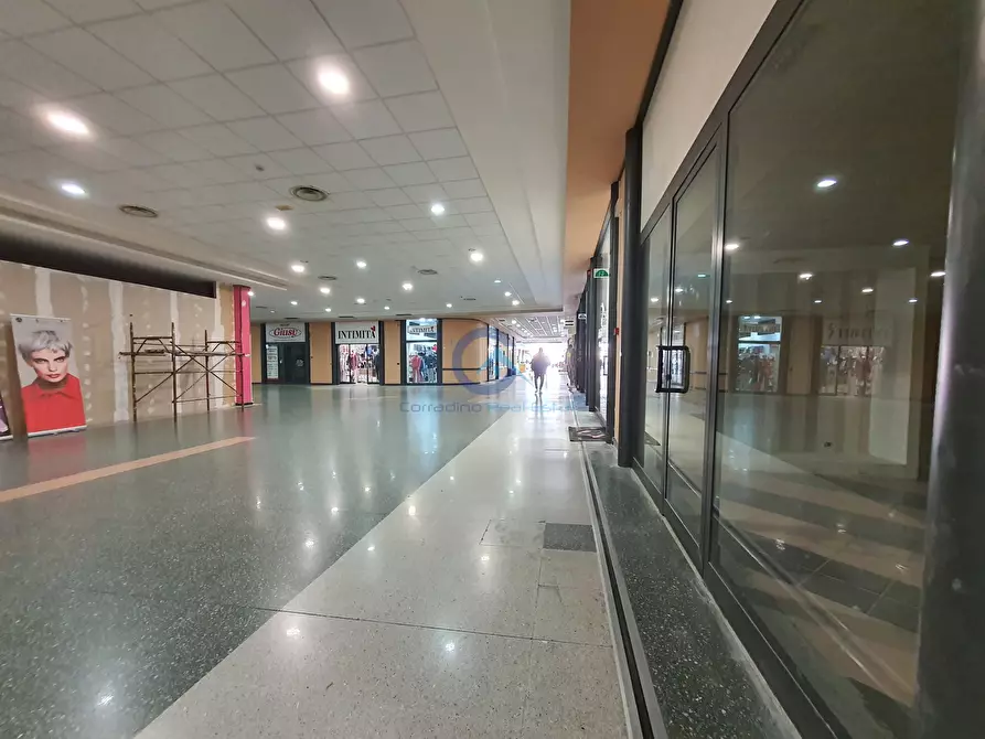 Immagine 11 di Locale commerciale in affitto  in Viale Magna Grecia 284 a Catanzaro