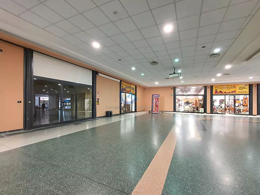 Immagine 1 di Locale commerciale in affitto  in Viale Magna Grecia 284 a Catanzaro