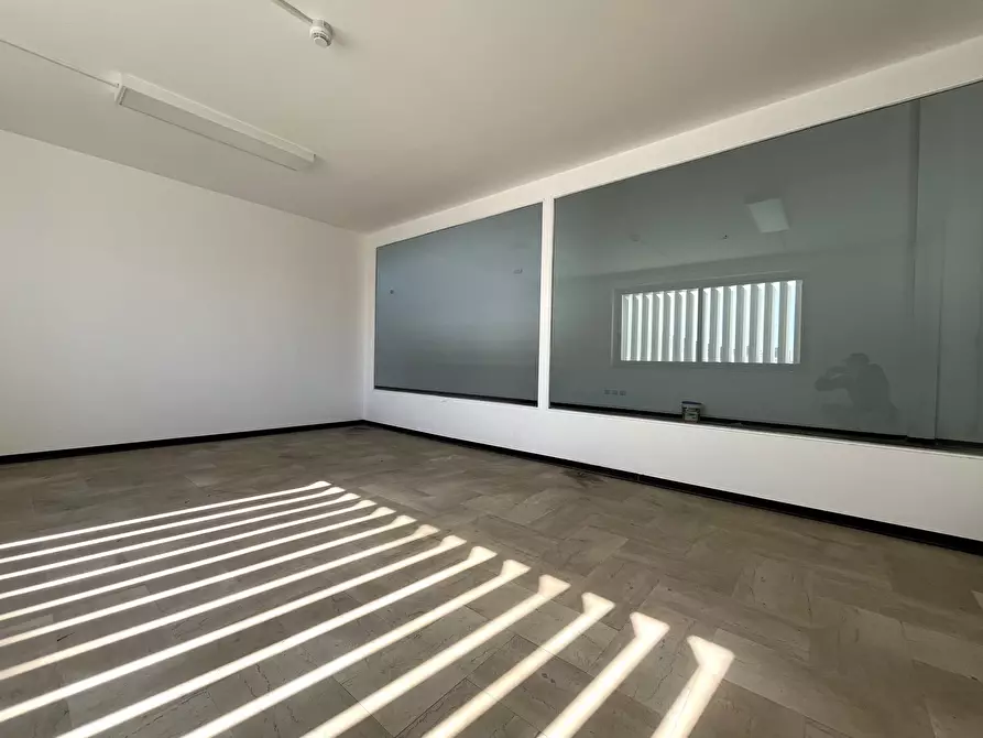 Immagine 7 di Locale commerciale in affitto  in Viale Lucrezia della Valle 46 a Catanzaro