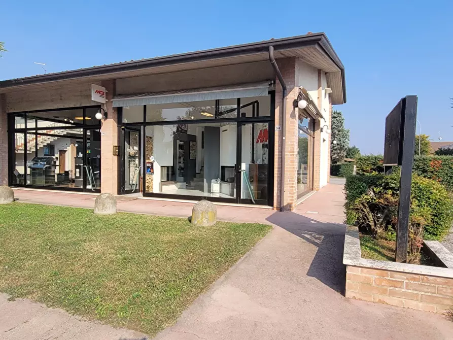 Immagine 4 di Locale commerciale in affitto  in via IV Novembre 268 a Borgosatollo