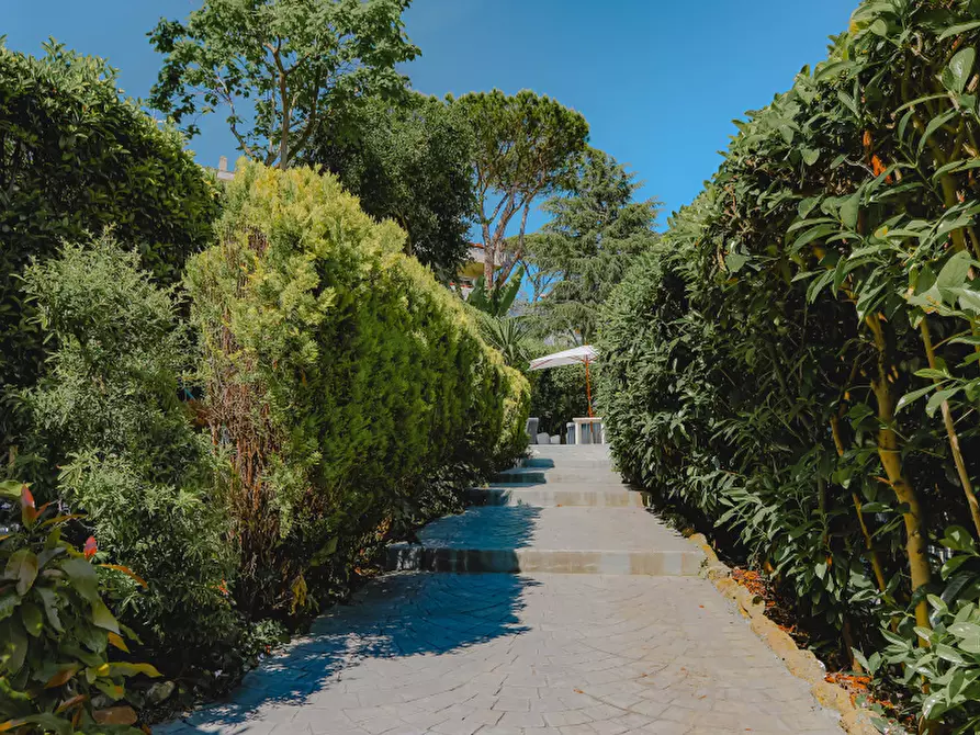 Immagine 20 di Pentalocale in vendita  in Via Misurina a Roma