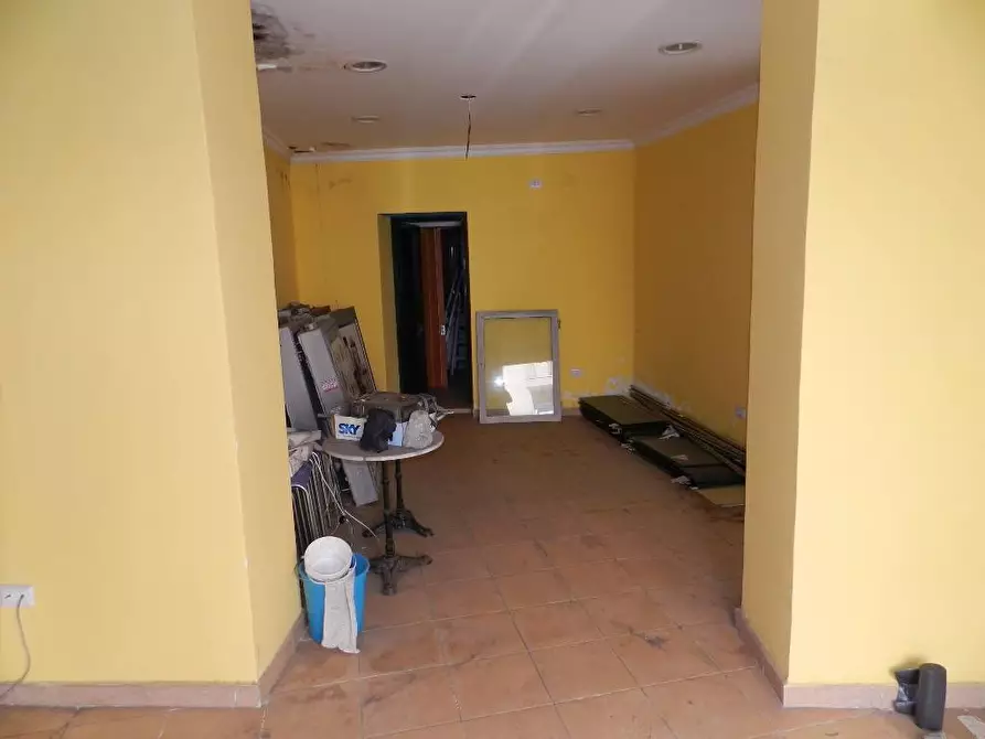Immagine 3 di Locale commerciale in vendita  in via degli abeti a Roma