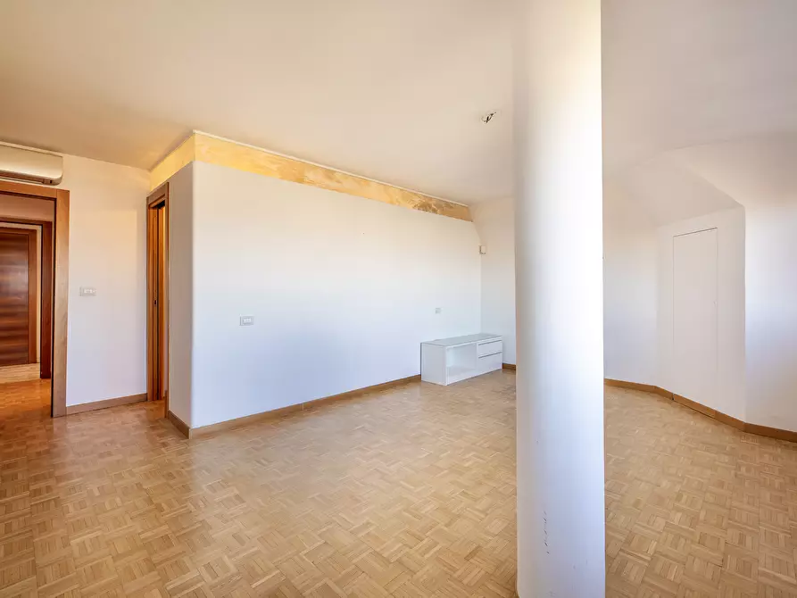 Immagine 14 di Trilocale in vendita  in Via Pietro Mascagni a Roma