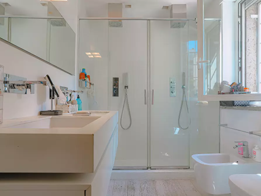 Immagine 8 di Pentalocale in vendita  in Via Misurina a Roma