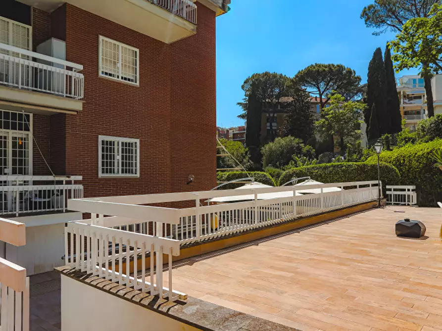 Immagine 19 di Pentalocale in vendita  in Via Misurina a Roma