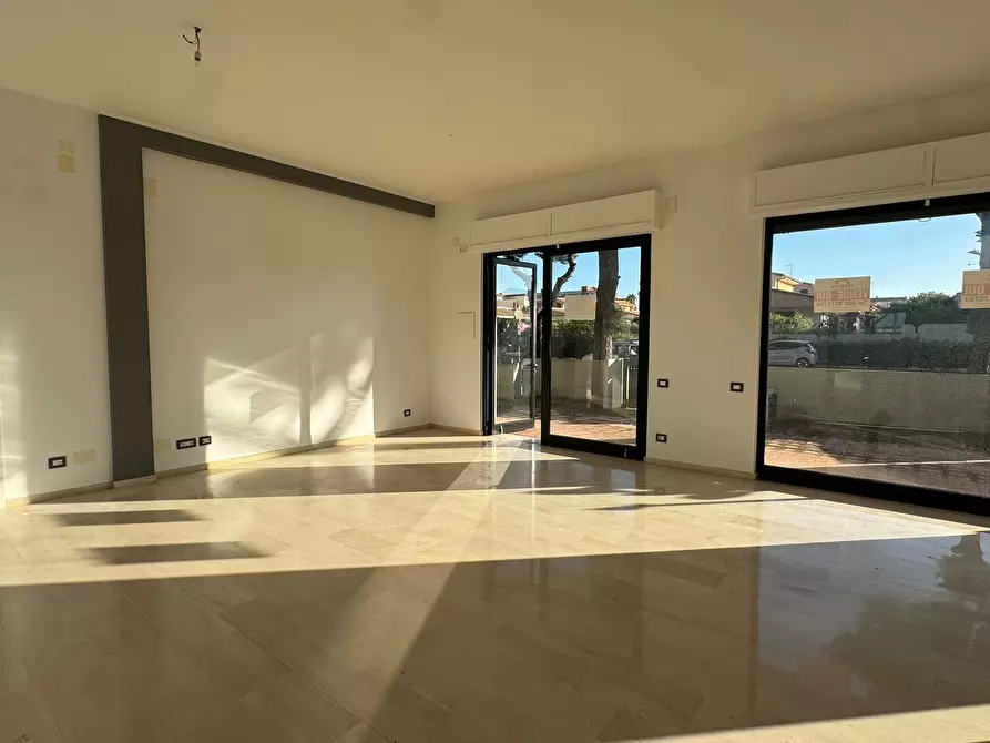 Immagine 1 di Locale commerciale in vendita  in VIA VITTORIO VENETO a Monopoli