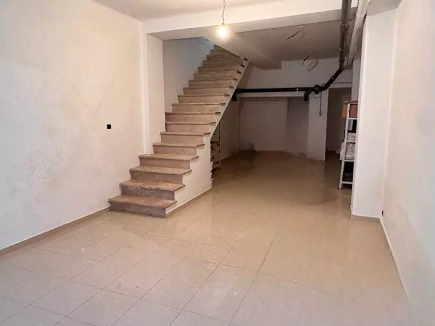 Immagine 6 di Locale commerciale in vendita  in via roma a Monopoli