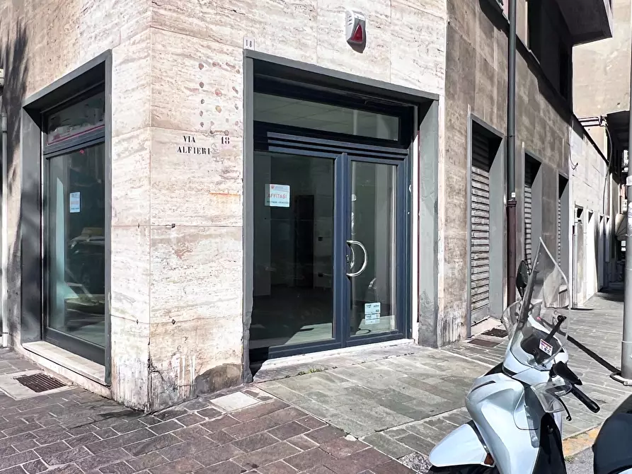 Immagine 11 di Locale commerciale in affitto  in Corso Tardy e Benech 26 R a Savona