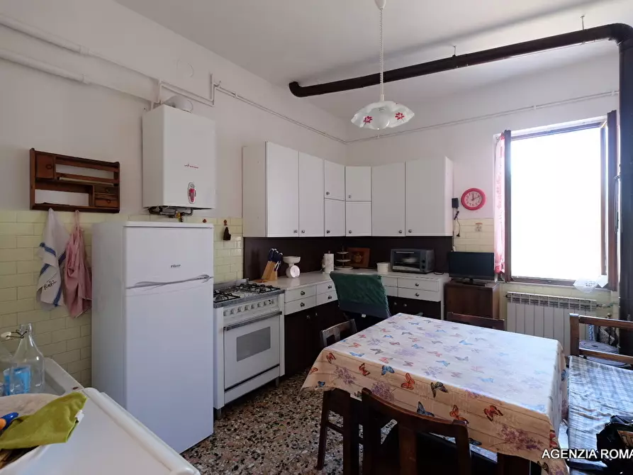 Immagine 9 di Quadrilocale in vendita  a Urbe