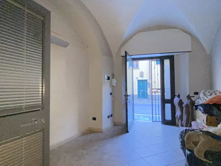 Immagine 1 di Locale commerciale in vendita  a Savona