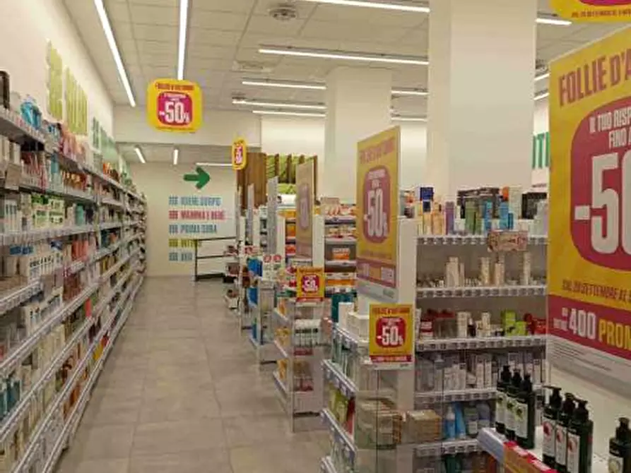 Immagine 4 di Showroom in vendita  in Via Sestri 63 a Genova