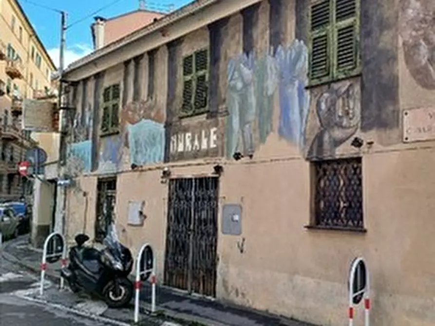 Immagine 1 di Pentalocale in vendita  in Via Chiaravagna 35 a Genova