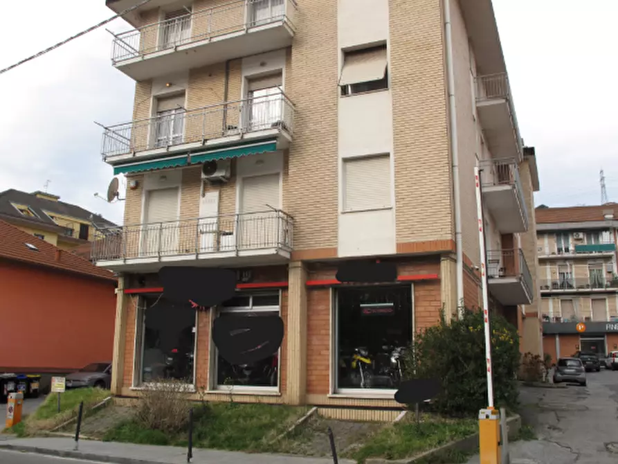 Immagine 1 di Locale commerciale in vendita  in Via Fratelli Canepa 76 a Serra Riccò