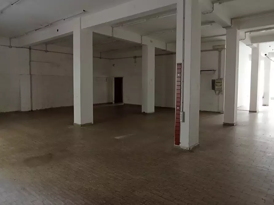 Immagine 6 di Locale commerciale in affitto  a Ragusa