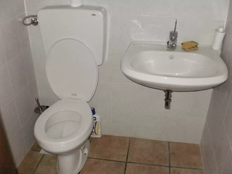 Immagine 7 di Locale commerciale in affitto  a Ragusa