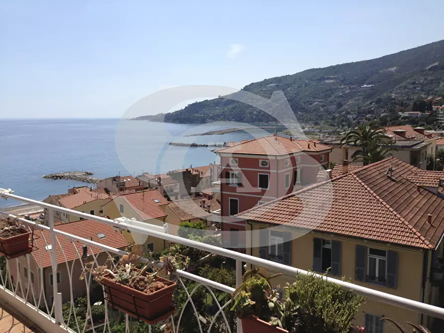 Immagine 2 di Trilocale in vendita  in Corso Regina Margherita 39 a Ospedaletti