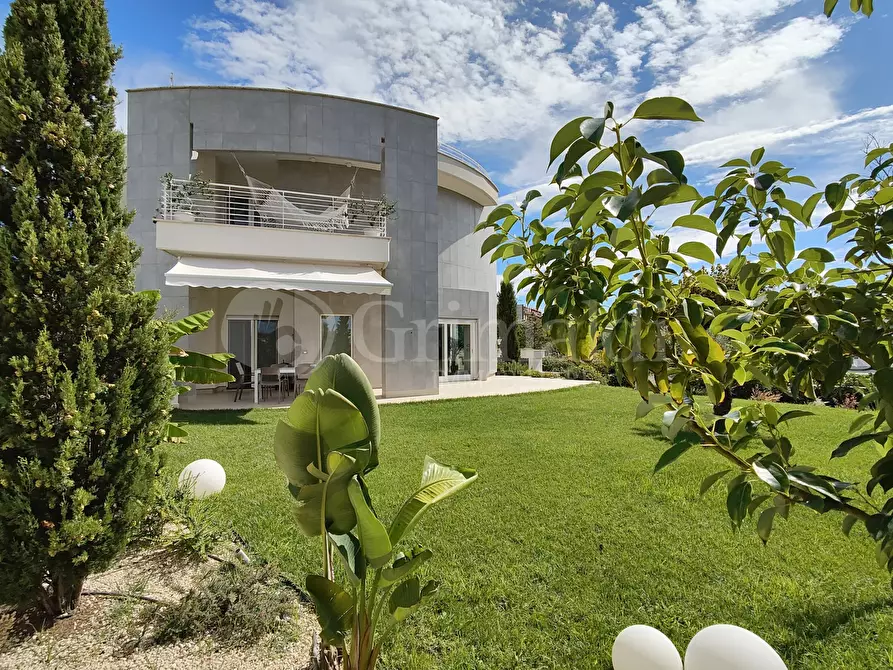 Immagine 55 di Villa in vendita  a Anzio