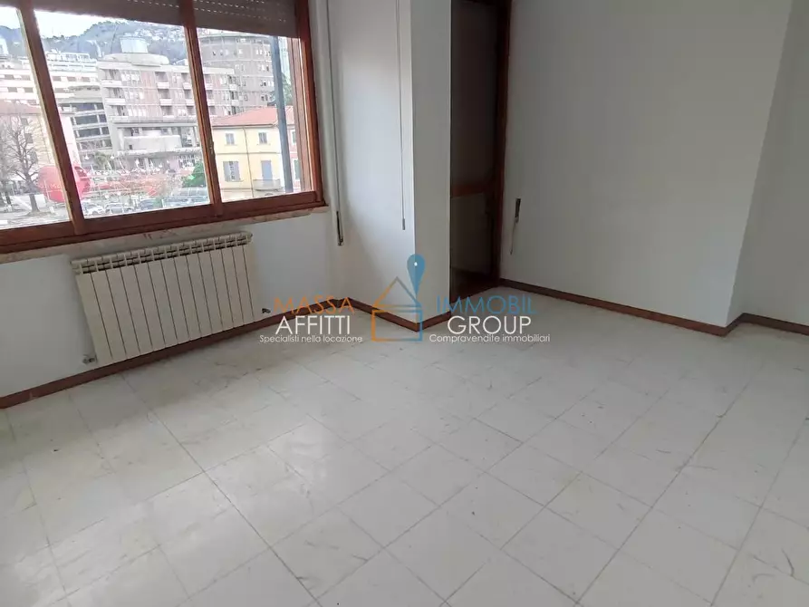 Immagine 3 di Pentalocale in vendita  in Via Democrazia 379 a Massa