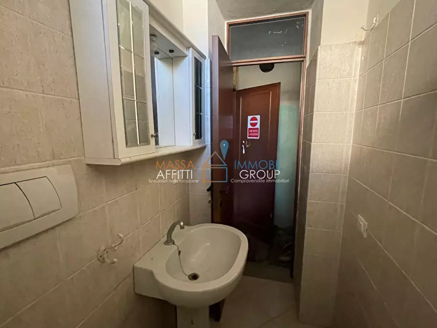 Immagine 17 di Locale commerciale in vendita  in Piazza Aranci 22 a Massa