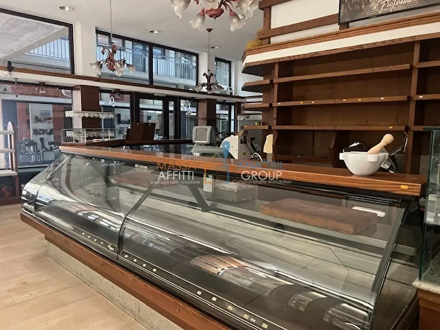 Immagine 5 di Locale commerciale in vendita  in Piazza Felice Palma 37 a Massa