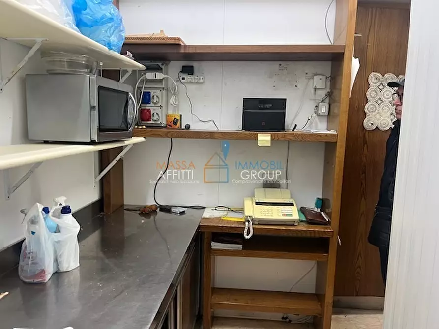 Immagine 16 di Locale commerciale in vendita  in Piazza Felice Palma 37 a Massa