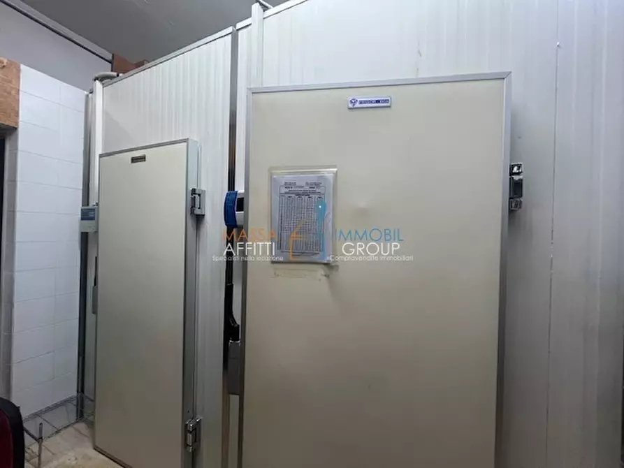 Immagine 18 di Locale commerciale in vendita  in Piazza Felice Palma 37 a Massa