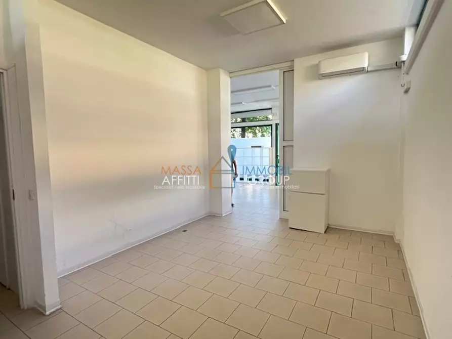 Immagine 6 di Locale commerciale in vendita  in Via Montegrappa 85 a Massa