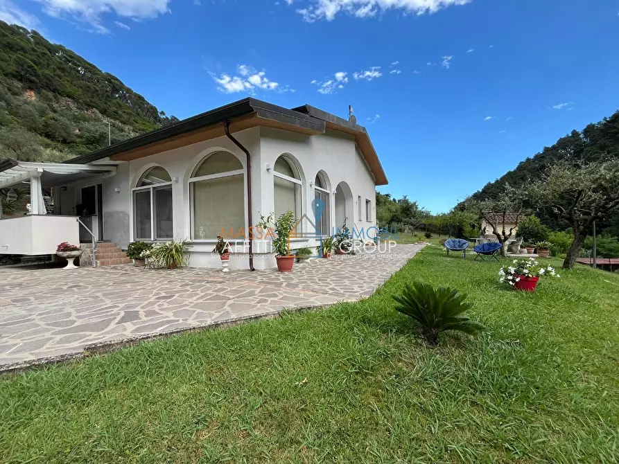 Immagine 1 di Villa in vendita  in Via Vitali 25 a Massa