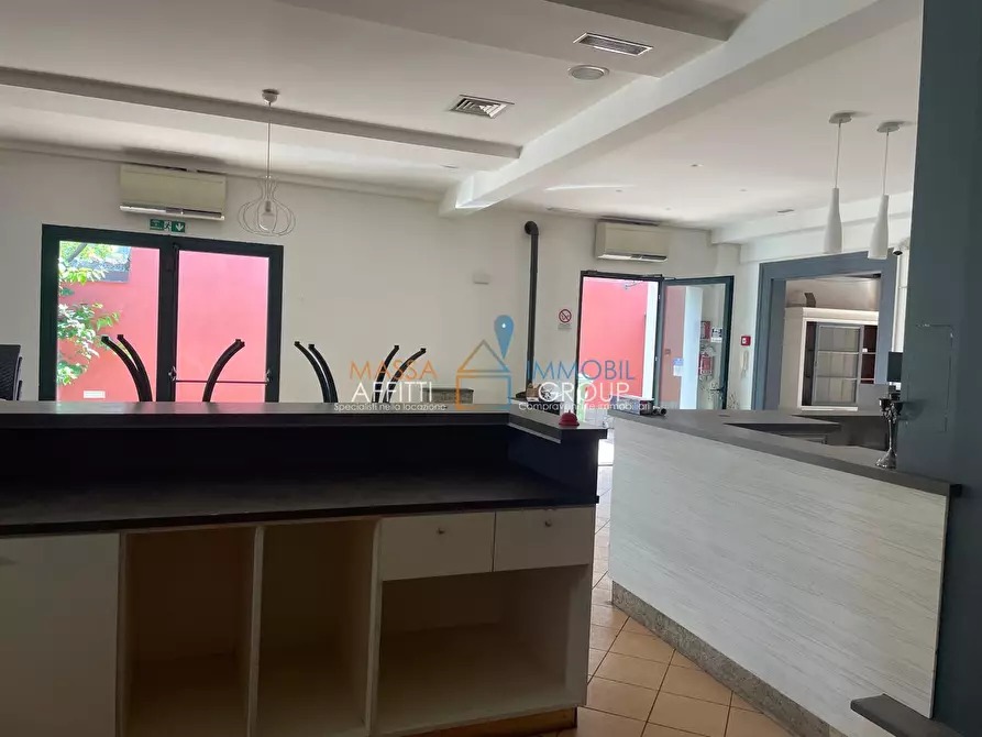 Immagine 23 di Locale commerciale in vendita  in Via Democrazia 64 a Massa