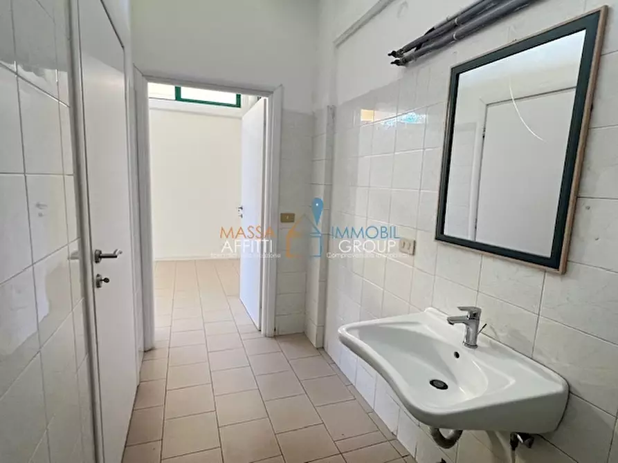 Immagine 9 di Locale commerciale in vendita  in Via Montegrappa 85 a Massa