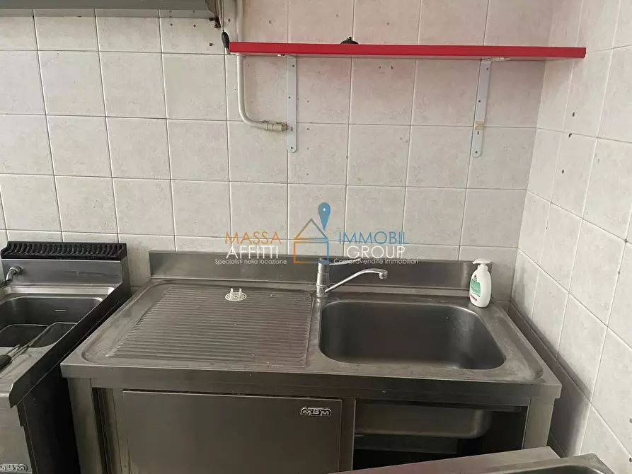 Immagine 44 di Locale commerciale in vendita  in Via Democrazia 64 a Massa